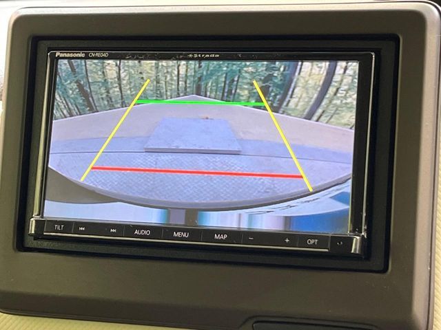 【バックカメラ】駐車時に後方がリアルタイム映像で確認できます。大型商業施設や立体駐車場での駐車時や、夜間のバック時に大活躍！運転スキルに関わらず、今や必須となった装備のひとつです！