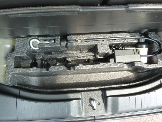 荷台下には工具類が収納されています。