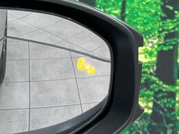 【ブラインドスポットモニター】走行中、ドアミラーの死角になりやすい箇所に後続車が接近するとサイドミラーのレンズに警告を表示！ドライバーに注意喚起をしてくれます。