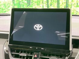 【メーカー純正ナビ】インテリアに溶け込むスタイリッシュな「専用設計」メーカーナビを装備♪視認性や操作性など基本性能にも優れ、より上質なカーライフをお楽しみいただけます。