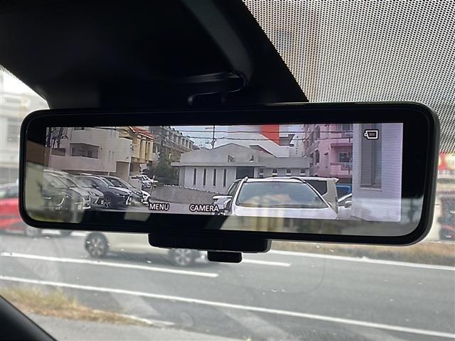 【デジタルルームミラー】車両後方カメラの映像をルームミラーに映すことが出来ます。 そのため、後席に人や荷物があって後方が見えづらい場合でもしっかり視界を確保することが出来ます。