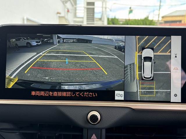 【全周囲モニター】 クルマを上空から見下ろしているかのように、直感的に周囲の状況を把握できます。