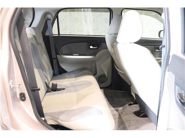 頭上や肩まわりの余裕を確保しながら、大人が乗っても広々。