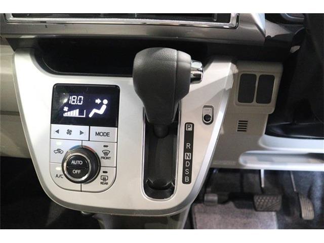 ステアリングホイールからスムーズに持ちかえられるインパネシフトを採用。