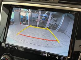 【バックカメラ】駐車時に後方がリアルタイム映像で確認できます。大型商業施設や立体駐車場での駐車時や、夜間のバック時に大活躍！運転スキルに関わらず、今や必須となった装備のひとつです！