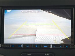 ●ガイドライン付きバックカメラ：不安な駐車もこれで安心！ガイドライン付きなので狭い箇所での駐車もラクラクです！