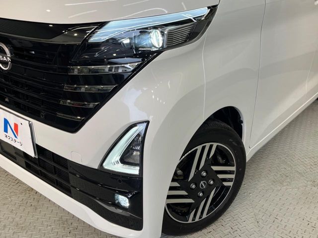 【LEDヘッドライト】悪天候や夜間走行時も良好な視界を確保し安心して運転できる高輝度LEDヘッドライトを装備！点灯速度が早く、消費電力も抑えられています。
