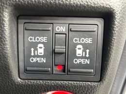 【両側パワースライドドア】スマートキーや運転席のスイッチで後席両側スライドドアの開閉が可能♪電動だから力を入れてドアを開ける必要が無く、小さなお子様でも簡単に開け閉めでき快適です♪