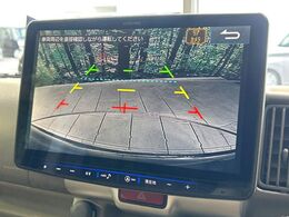 【バックカメラ】駐車時に後方がリアルタイム映像で確認できます。大型商業施設や立体駐車場での駐車時や、夜間のバック時に大活躍！運転スキルに関わらず、今や必須となった装備のひとつです！