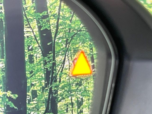 【後方車輛検知】走行中、ドアミラーの死角になりやすい箇所に後続車が接近するとサイドミラー付近に警告を表示、ドライバーに注意喚起をしてくれます。