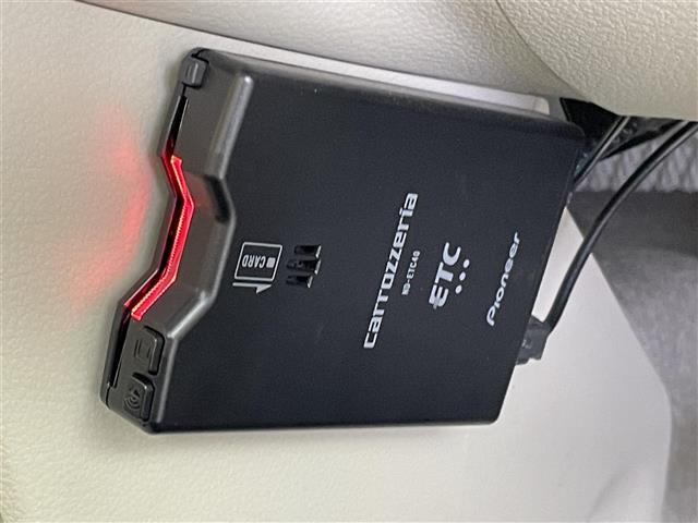 【ETC】有料道路を利用する際に料金所で停止することなく通過できる、ETC車載器（ノンストップ自動料金収受システム機器）が装備されています。セットアップを行うことで利用可能になります。