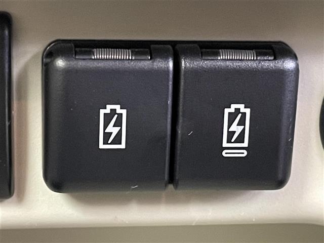 【USB電源ソケット】USBとスマートフォンを接続すれば、エンジンがかかっているときに充電ができ、遠くのお出かけの際に便利です！