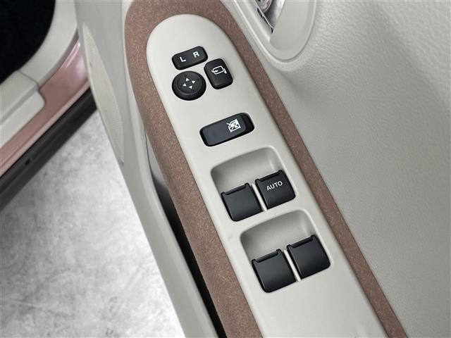 【パワーウインドウ】運転席のスイッチで、各席の窓ガラスの開閉ができます！あると便利ですよね！