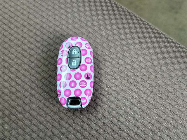 キーレス！鍵を挿すことなくドアロックを開閉する事が可能です！荷物が多い時や雨天時は大変重宝します！