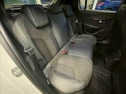 セカンドシートは大人二人が乗っても十分なスペースが確保されております。