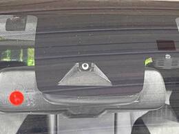 【トヨタセーフティセンス】走行中に前方の車両等を認識し、衝突しそうな時は警報とブレーキで衝突回避と被害軽減をアシスト。より安全にドライブをお楽しみいただけます。