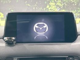 【マツダコネクト】車内の雰囲気にマッチした大型のディスプレイ。スマホ接続でのナビ使用やBluetooth再生等、様々な機能が楽しめます。直感的なダイヤル操作が可能で、使い勝手も良好です。