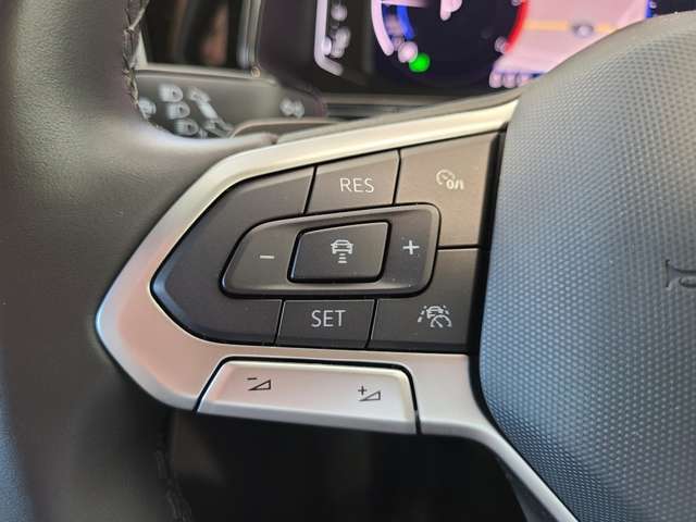 ハンドル左側：ACCアダプティブクルーズコントロールをこのボタンのみで行うことができます。運転中でもハンドル内にあることで視線の動き幅を抑えられ安全性を高めています。