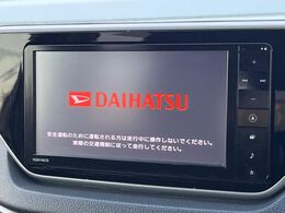 【純正ナビ】人気の純正ナビを装備しております。ナビの使いやすさはもちろん、オーディオ機能も充実！キャンプや旅行はもちろん、通勤や買い物など普段のドライブも楽しくなるはず♪