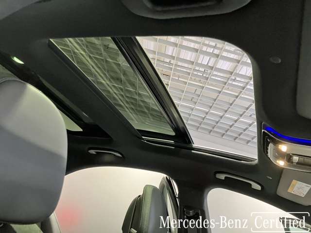 パノラミックルーフで明るい車内と開放感あるドライブをお楽しみいただけます。