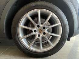 ★20インチスポーツデザインホイール装着・前275/45R20・後305/40R20★前7ミリ・後4ミリ残ございます。