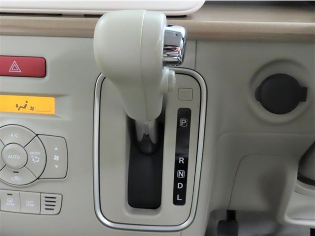 使いやすい位置にあるインパネシフトです。