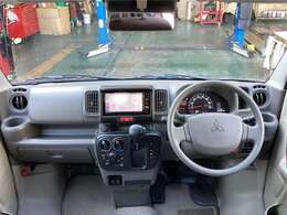 インパネシフトですので、運転席足元もゆったり、広々快適です♪