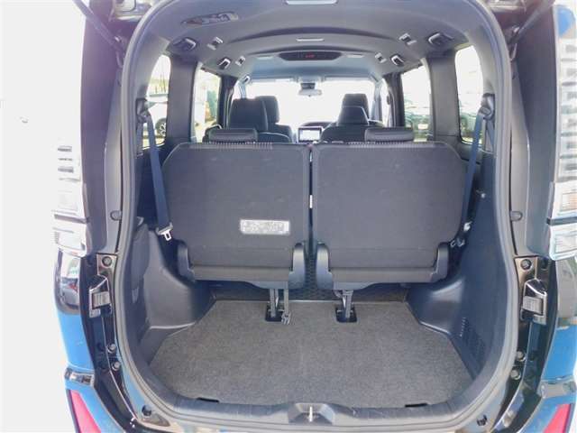 低いフロアーと高いルーフで荷物の出し入れがしやすいラゲージスペース