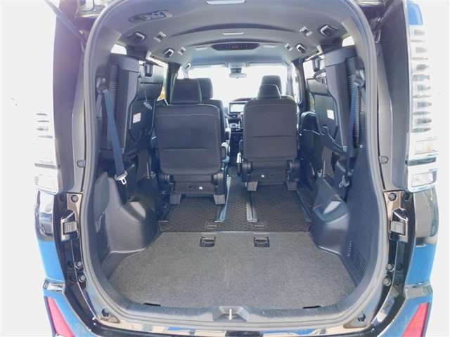 5：5分割サードシートはレバー一つで簡単に跳ね上げて格納できるスペースアップシート。乗車人数や荷物のサイズにフレキシブルに対応します