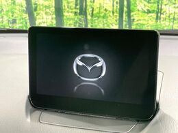 【8インチマツダコネクト】車内の雰囲気にマッチした大型のディスプレイ。スマホ接続でのナビ使用やBluetooth再生等、様々な機能が楽しめます。直感的なダイヤル操作が可能で、使い勝手も良好です。