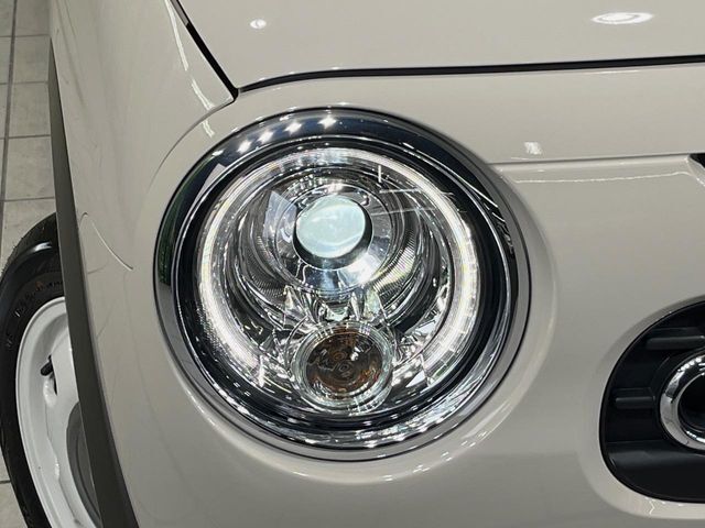 【LEDヘッドライト】悪天候や夜間走行時も良好な視界を確保し安心して運転できる高輝度LEDヘッドライトを装備！点灯速度が早く、消費電力も抑えられています。