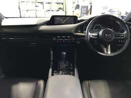 快適な室内空間が広がります。デザイン性と操作性を両立したインテリアでドライバーを飽きさせません☆