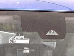 【インテリジェントエマージェンシーブレーキ】フロントカメラで前方の車両や歩行者を検知。衝突しそうな時は衝突被害軽減ブレーキが作動、衝突回避をサポート。より安全にドライブをお楽しみいただけます。