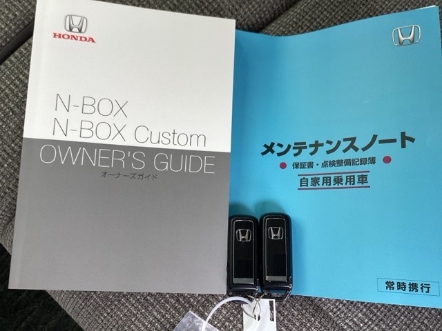 メンテナンスノート【整備記録簿】、取説も揃ってます。スマートキーはバッグなどにしまったままボタン操作でエンジンの始動・停止ができて大変便利です。