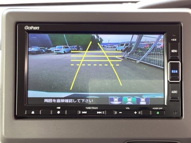 3ビュー切り替えやガイド線表示のバックカメラで、バックでの車庫入れも安心です。