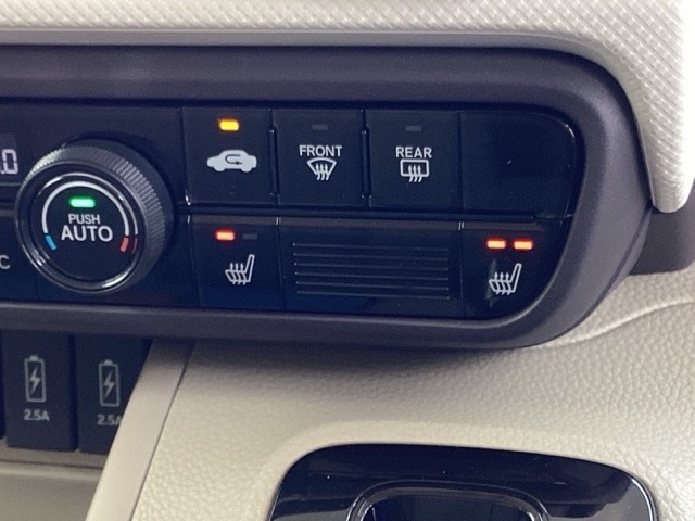 運転席/助手席シートヒーターで寒い日もすぐに温かくなり快適に過ごせます。2段階の温度調整が可能です。