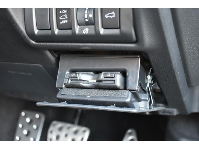 ハンドル右下にビルトインETC。車種専用ケースにて装着されており運転の邪魔にもならず高速の乗り降りも楽になります。