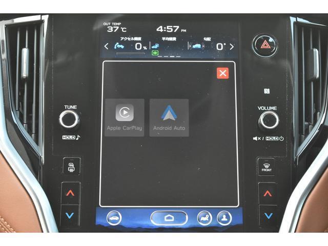 Apple CarPlay/Android Autoに対応しスマートフォンにインストールされているアプリを大画面に表示して使用できるほか、音声認識による操作も可能です。