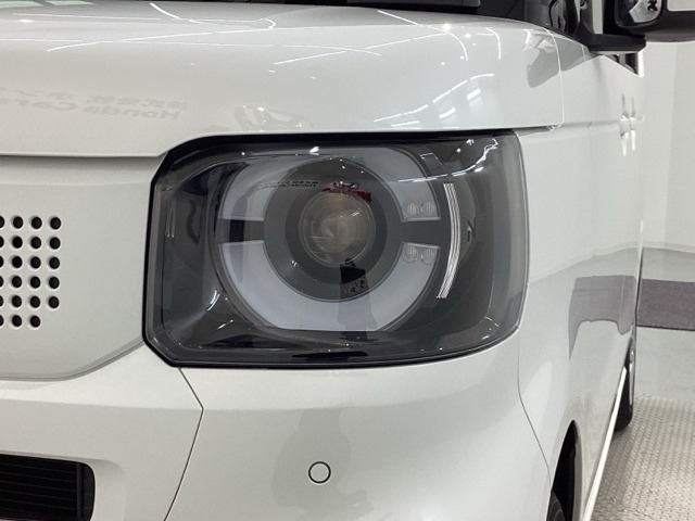 LEDヘッドライトは、点灯の瞬間から最大光量を発揮し、突然暗くなるトンネルなどでの安定感を高めます。
