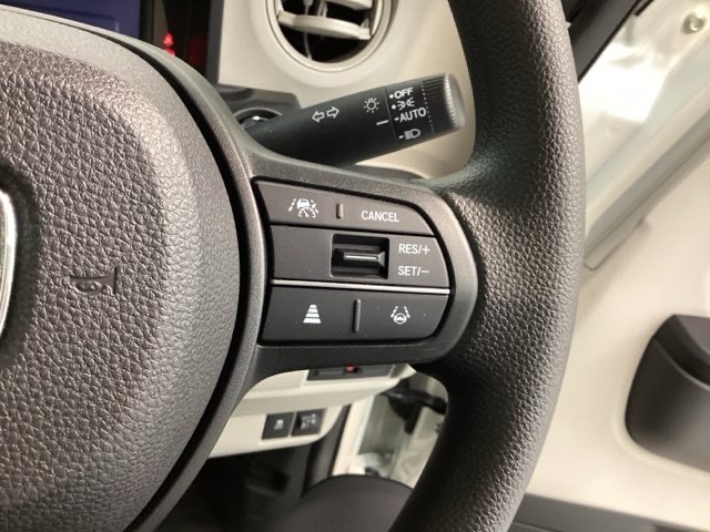 クルーズコントロールを装備しています。高速道路などで一定の速度で走ってくれるので運転が楽ですよ！速度を設定できますので、スピードの出しすぎにも注意できます。