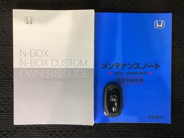 スマートキーは鍵をバッグに入れたままでもドアロックの開閉やエンジンのON・OFFができます。夜間や雨の日も鍵を探さなくて良いので便利です。