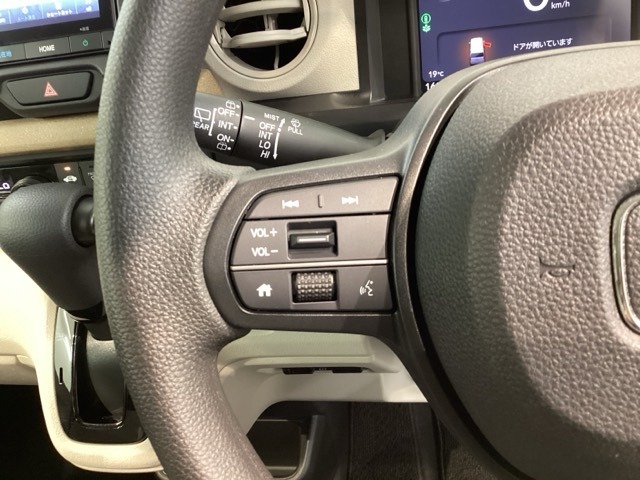 ステアリングにオーディオ操作スイッチが付いています。オーディオ画面に直接タッチしなくても操作が出来ますので、運転に集中できます。
