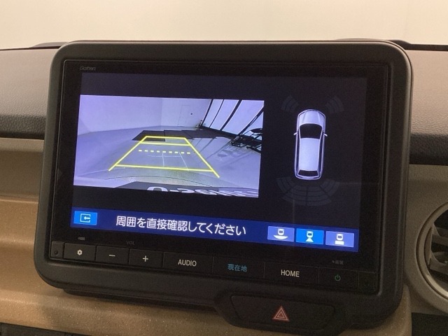リバースギアに入れるだけで後方の表示へ切り替わります。夜間や雨の日の駐車も楽になりますよ。