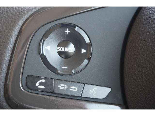ステアリングスイッチ付きなので、運転中も安全に手元でオーディオの操作ができます！