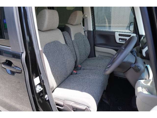 運転席・助手席はベンチシートになっております！運転席と助手席の間をスムーズに移動できます♪