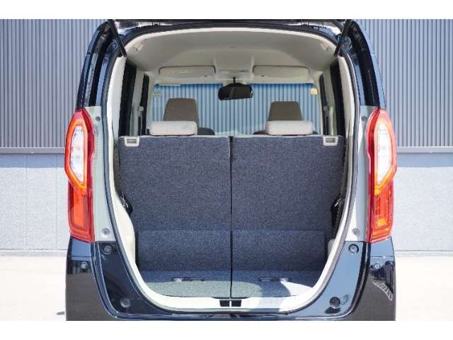 座席を倒していない状態の荷室です。後部座席を前にスライドさせるとより広い荷室が確保されます！