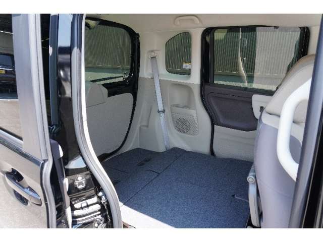 後席を倒すとより広い荷室が確保でき、趣味や旅行など様々な場面で大活躍☆