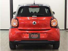 キューブ型のLEDライトをあしらったテールライト。3つの超音波センサーをバンパーに内蔵し、障害物の接近を警告音でお知らせします。