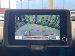 【バックカメラ】駐車時に後方がリアルタイム映像で確認できます。大型商業施設や立体駐車場での駐車時や、夜間のバック時に大活躍！運転スキルに関わらず、今や必須となった装備のひとつです！