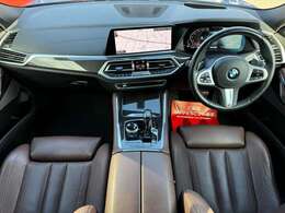 【室内】コックピット。車内もキレイで嫌な臭いもありません！ご納車後の臭いが付きにくくなる「空気触媒コーティング」もあります。